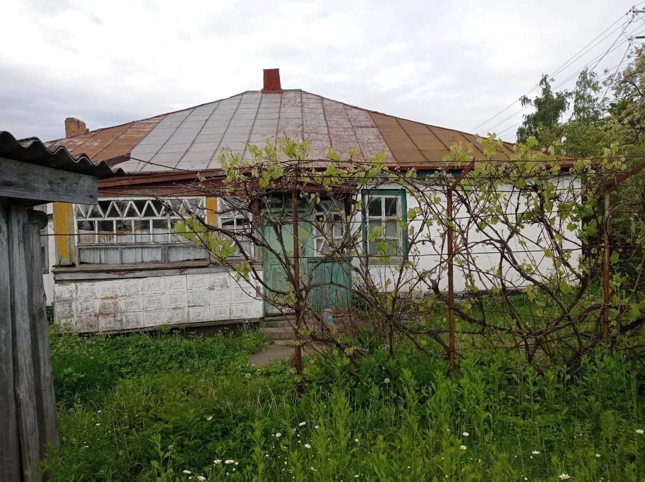 Продаю половину хати з присадибною ділянкою в Кам'янка Черка