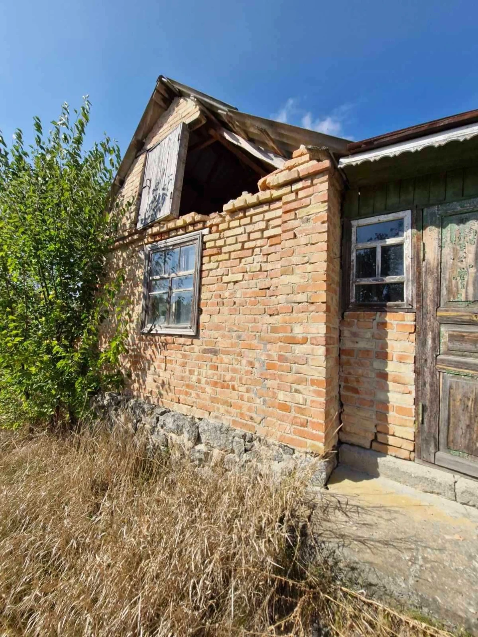 Продам будинок /32 сотки землі/ в Корсунь-Шевченківському