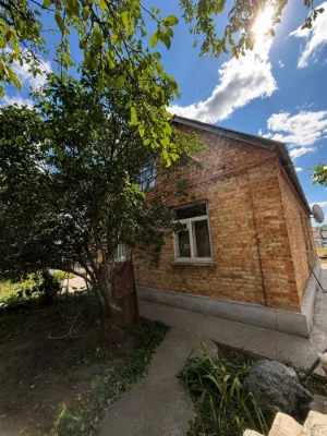 Продається затишний будинок, в тихому районі м. Корсунь з зе