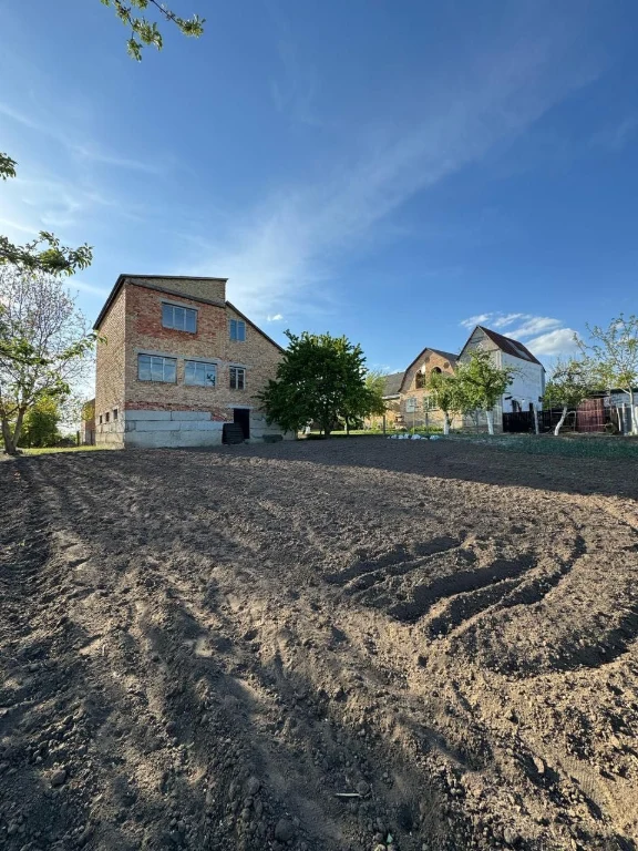 Великий будинок з садом та городом біля річки та парку
