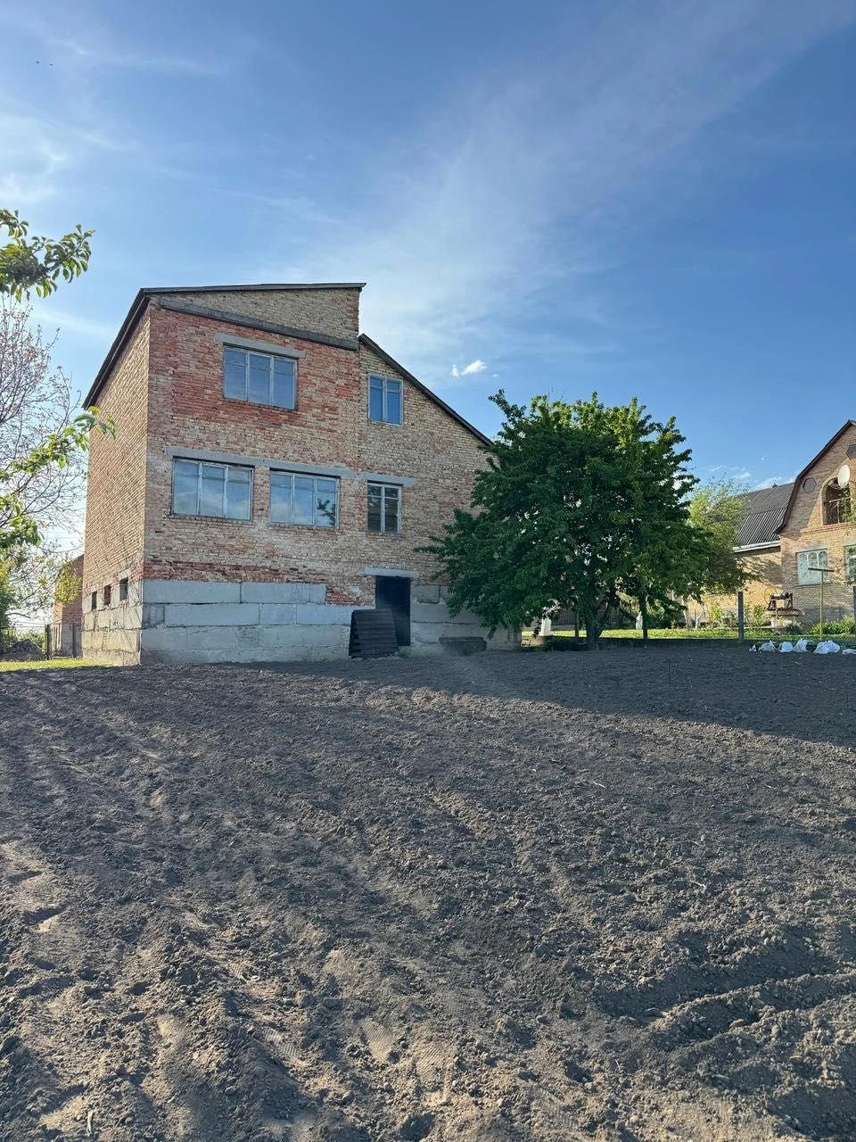 Великий будинок з садом та городом біля річки та парку
