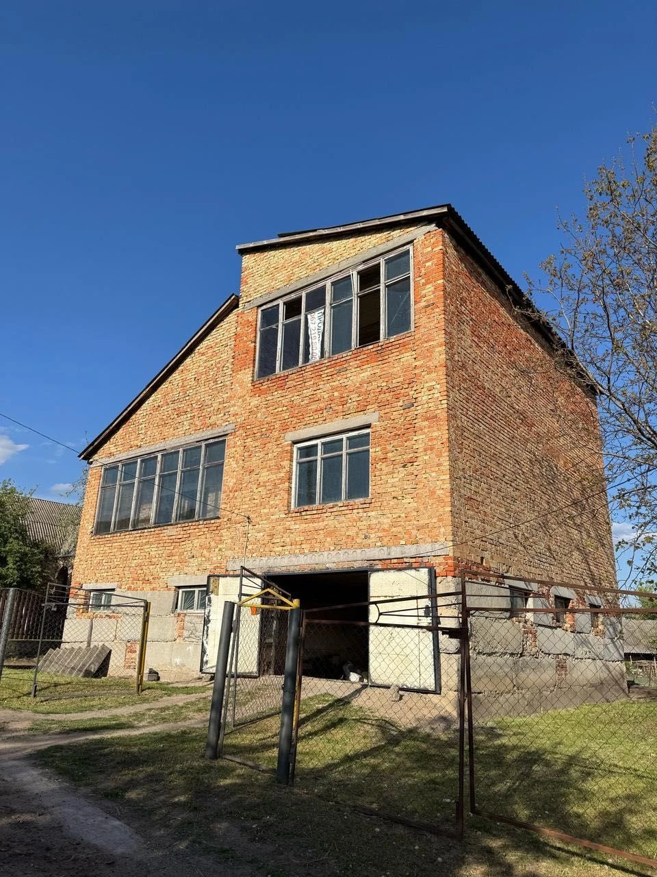 Великий будинок з садом та городом біля річки та парку