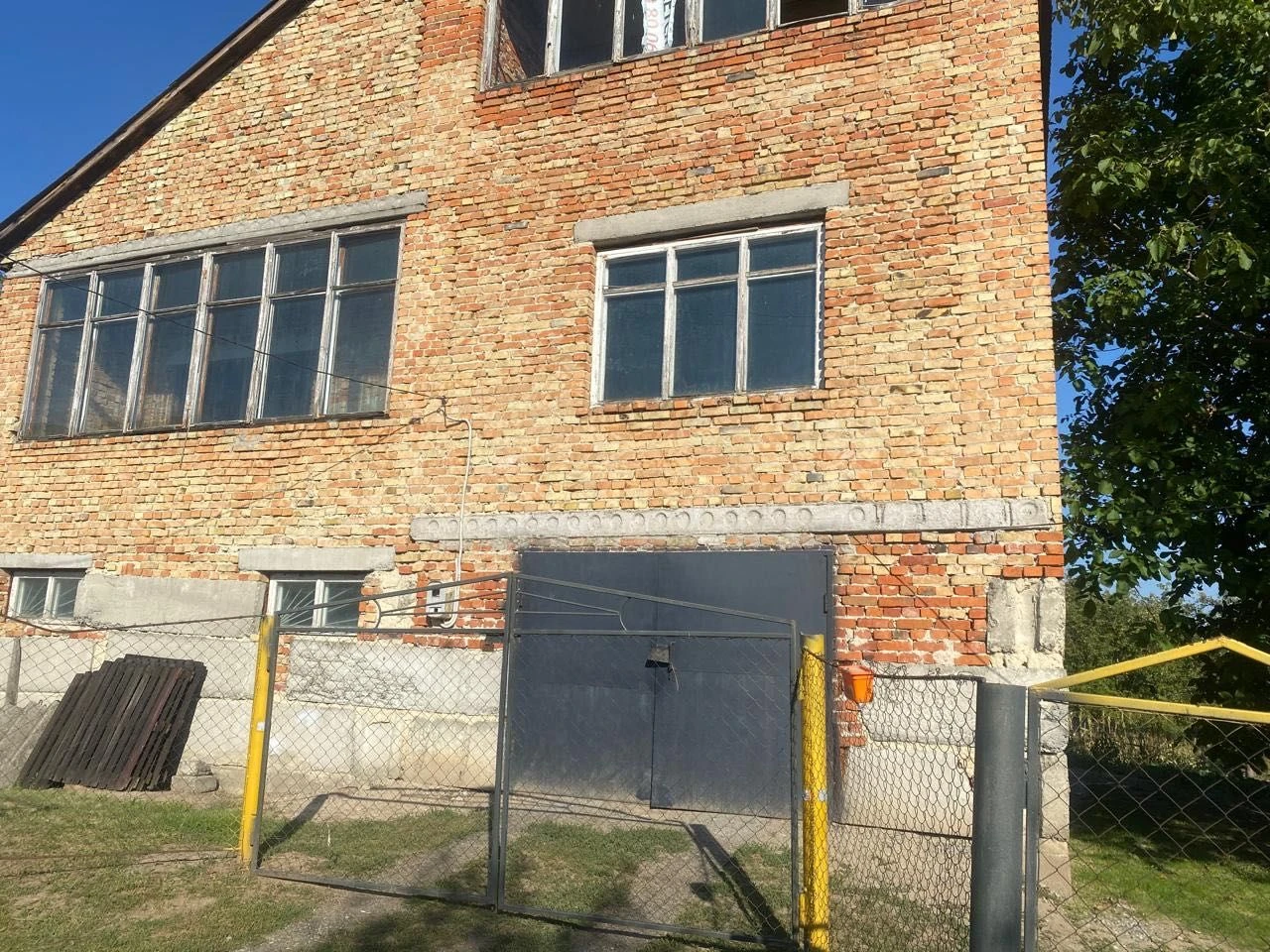 Великий будинок з садом та городом біля річки та парку