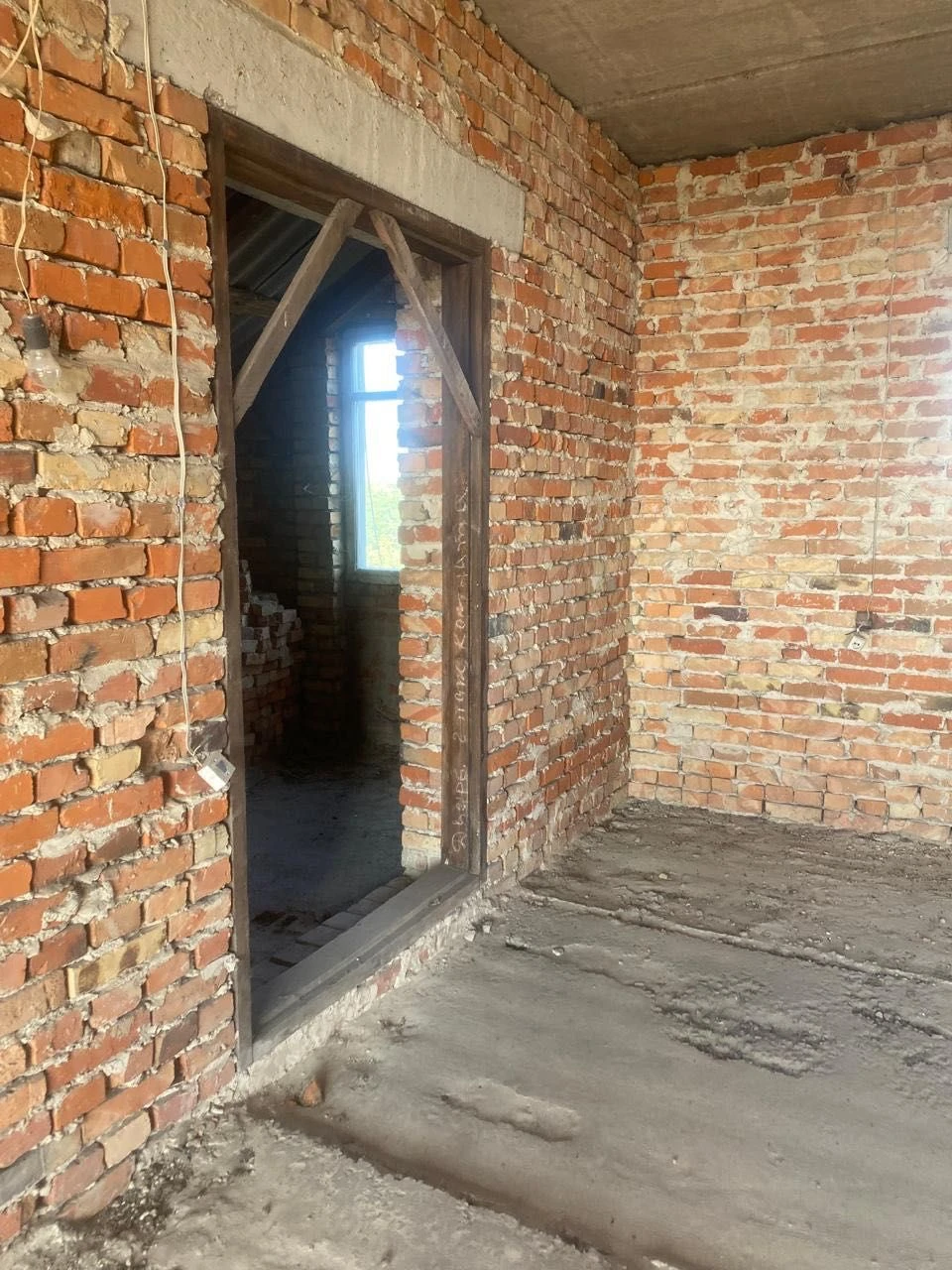 Великий будинок з садом та городом біля річки та парку