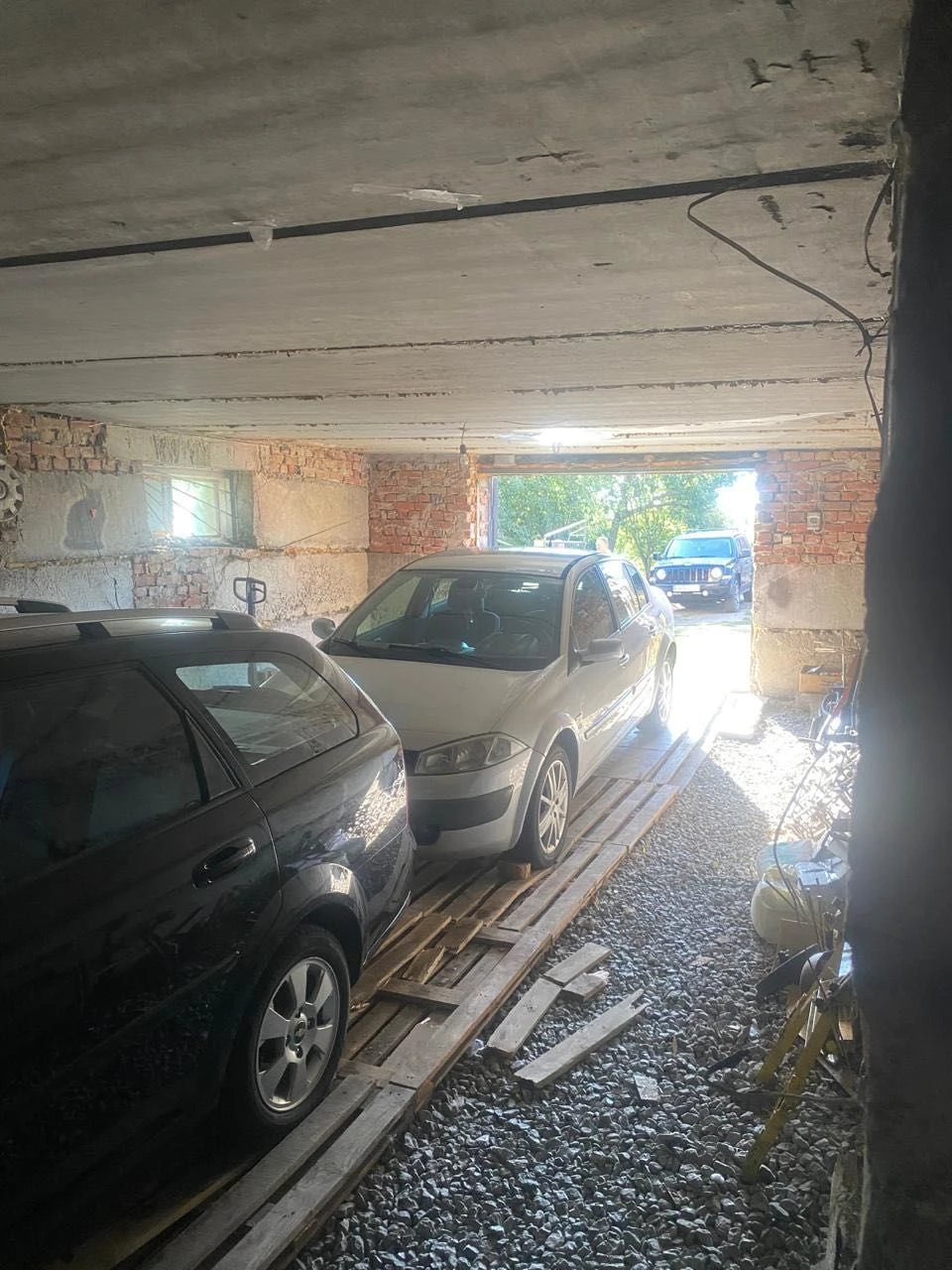 Великий будинок з садом та городом біля річки та парку