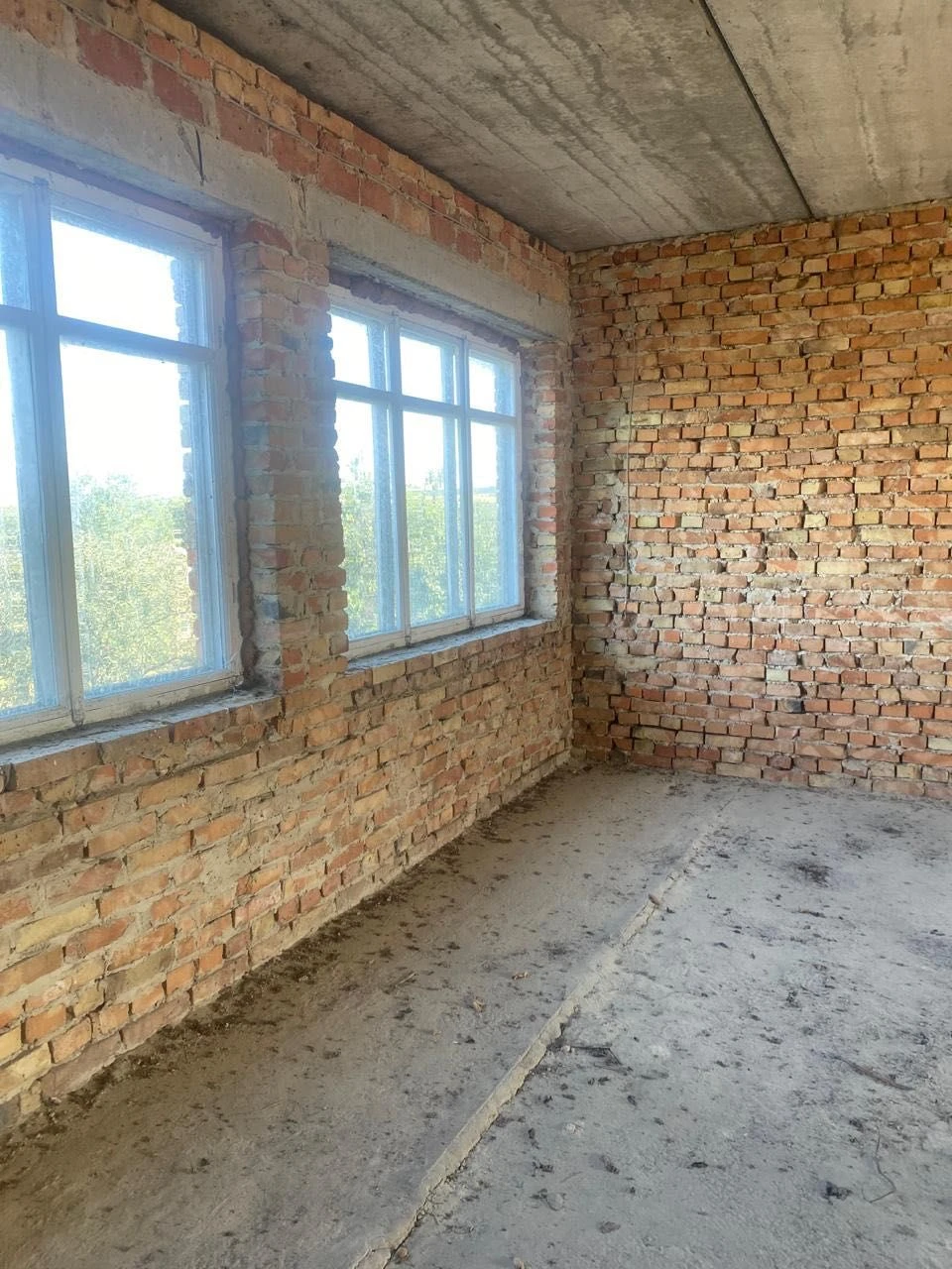 Великий будинок з садом та городом біля річки та парку
