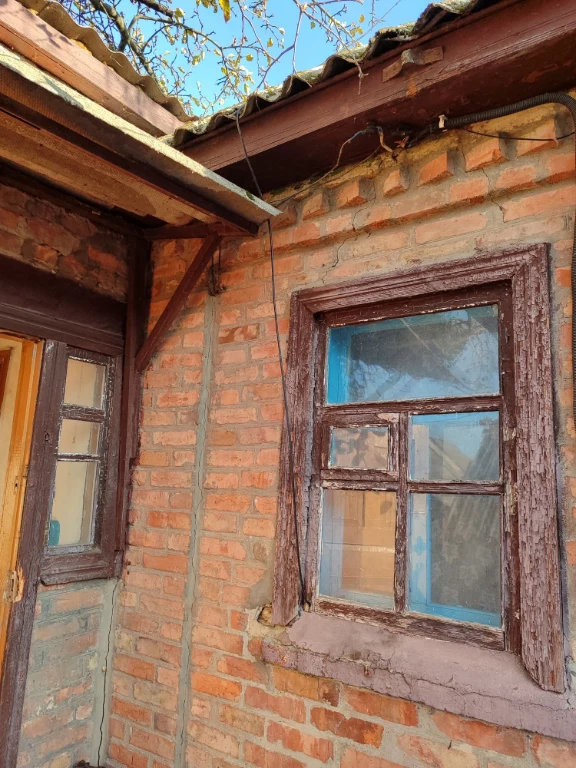 Продам земельну ділянку  з хатою , до центру 10-15 хв.