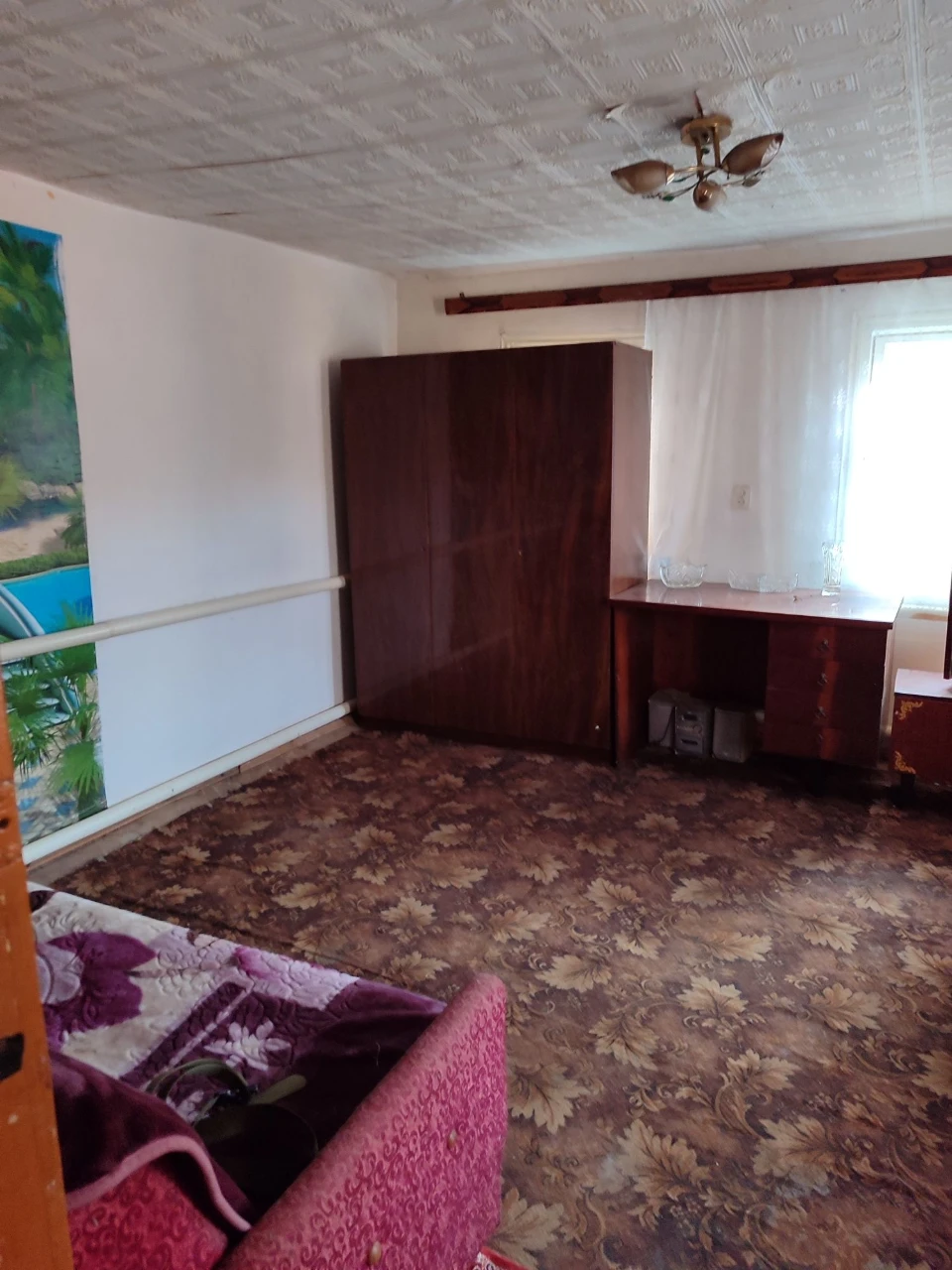 Продам земельну ділянку  з хатою , до центру 10-15 хв.