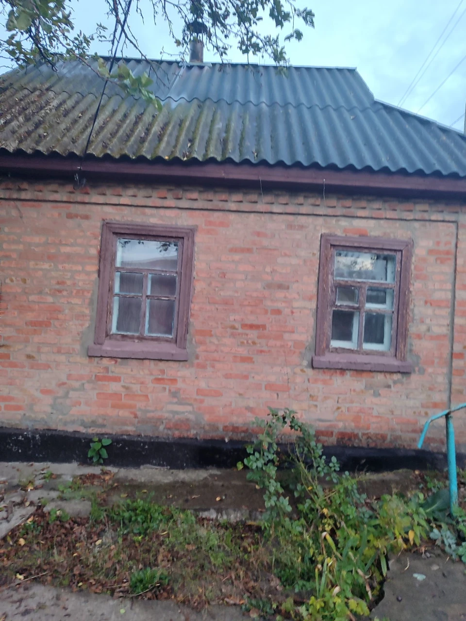 Продам земельну ділянку  з хатою , до центру 10-15 хв.