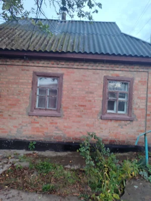 Продам земельну ділянку  з хатою , до центру 10-15 хв.