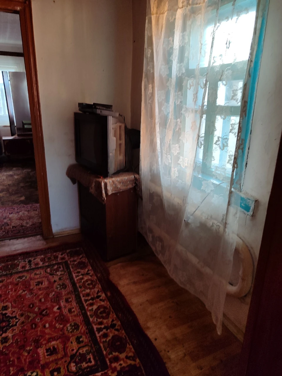 Продам земельну ділянку  з хатою , до центру 10-15 хв.