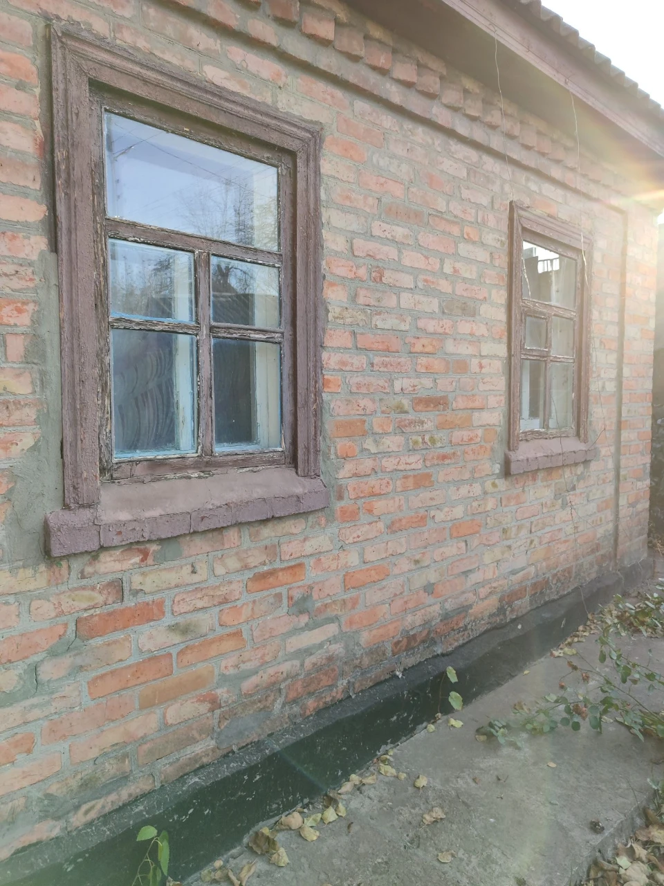 Продам земельну ділянку  з хатою , до центру 10-15 хв.