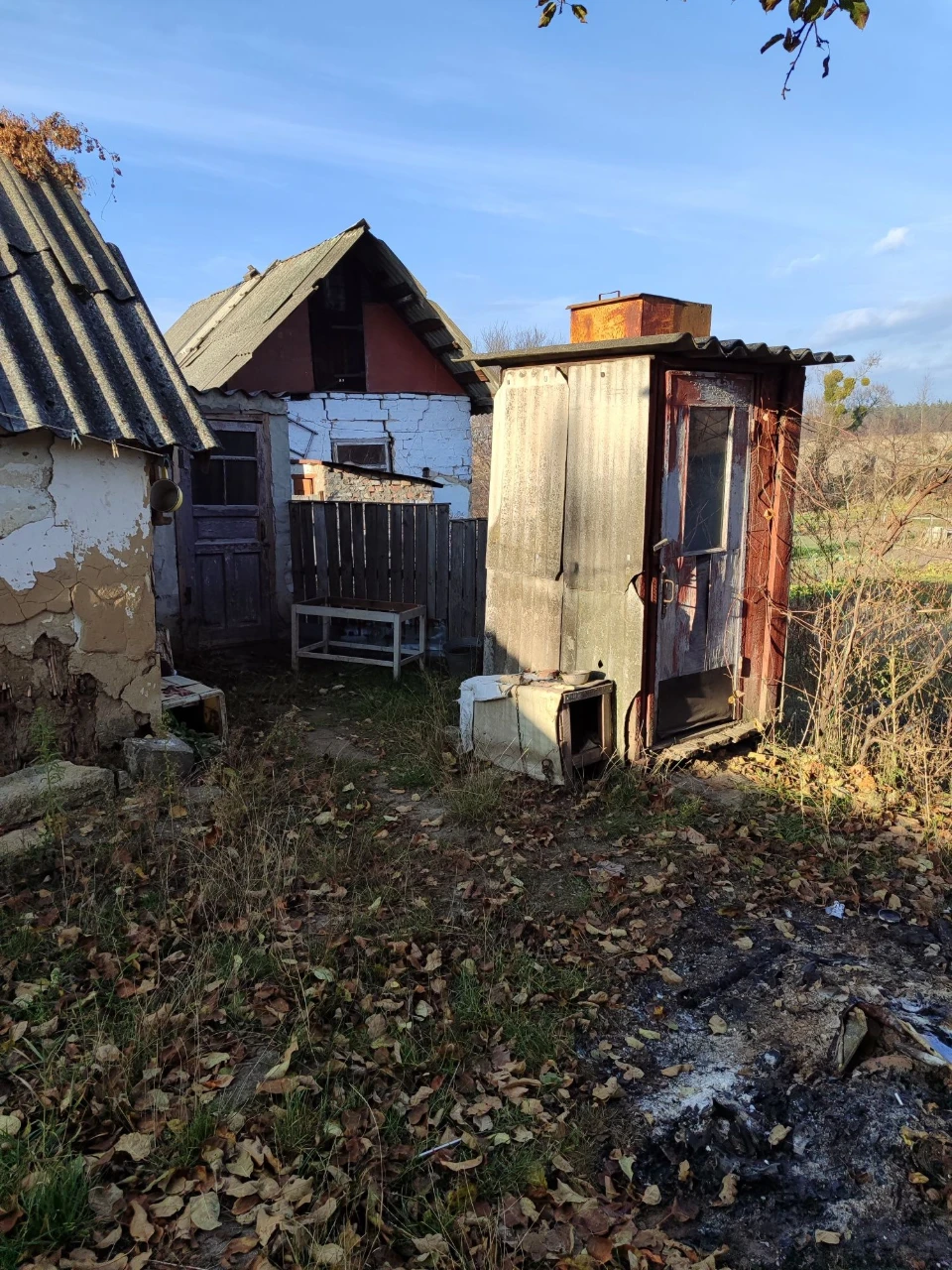 Продам земельну ділянку  з хатою , до центру 10-15 хв.