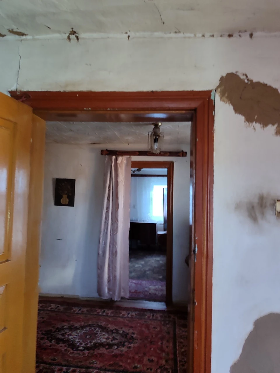 Продам земельну ділянку  з хатою , до центру 10-15 хв.