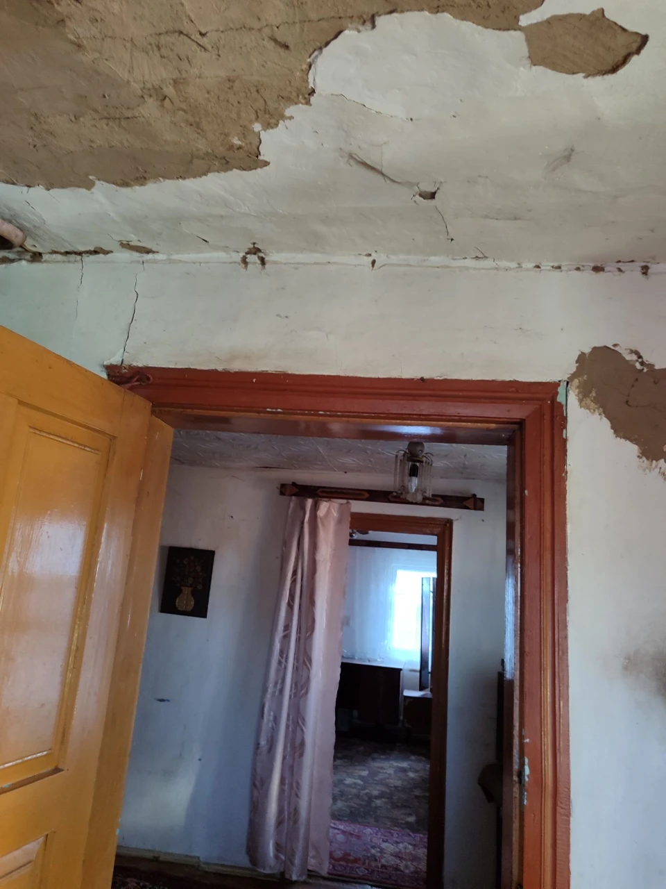 Продам земельну ділянку  з хатою , до центру 10-15 хв.