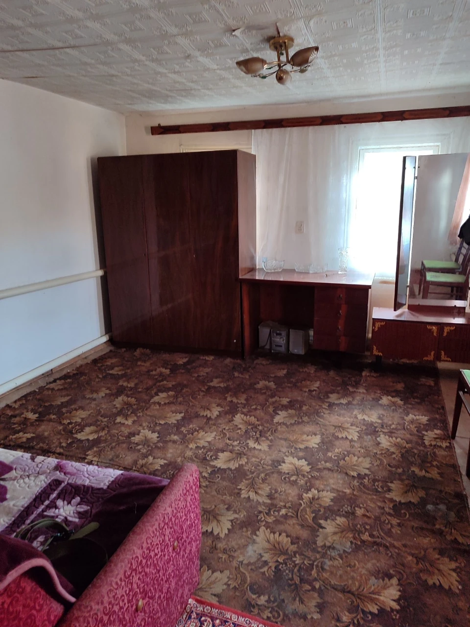 Продам земельну ділянку  з хатою , до центру 10-15 хв.