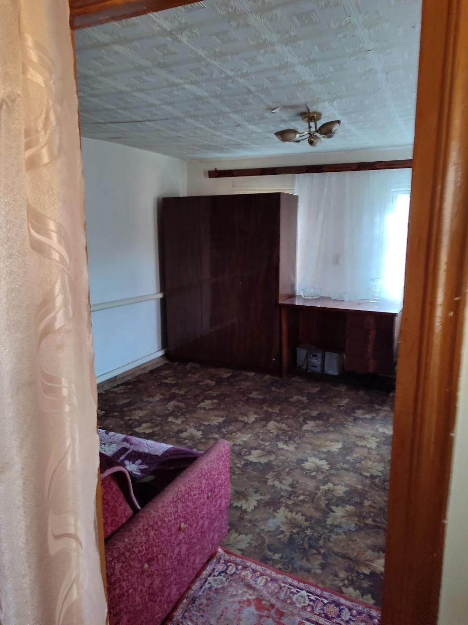 Продам земельну ділянку  з хатою , до центру 10-15 хв.