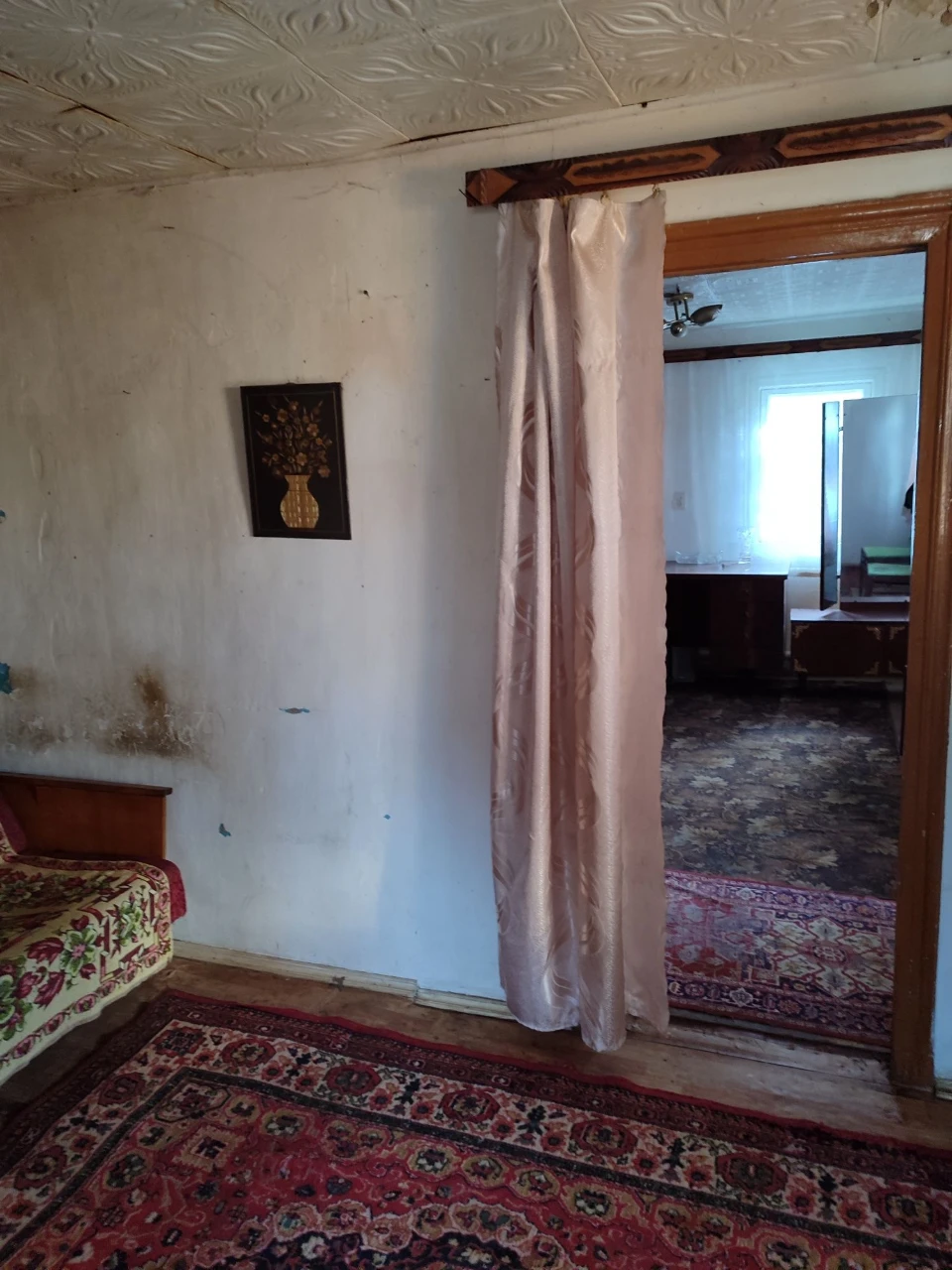 Продам земельну ділянку  з хатою , до центру 10-15 хв.