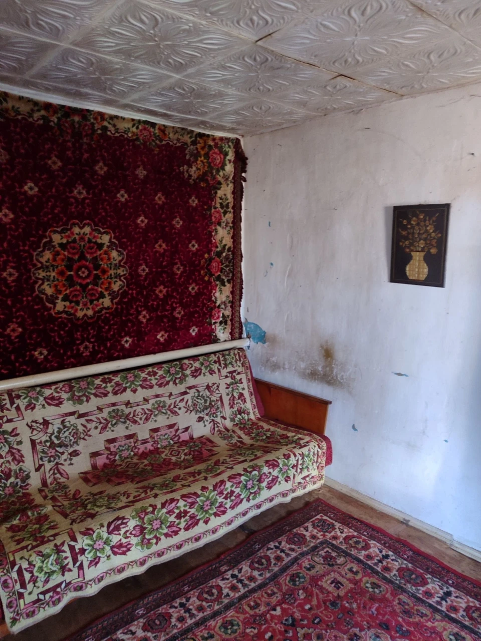 Продам земельну ділянку  з хатою , до центру 10-15 хв.