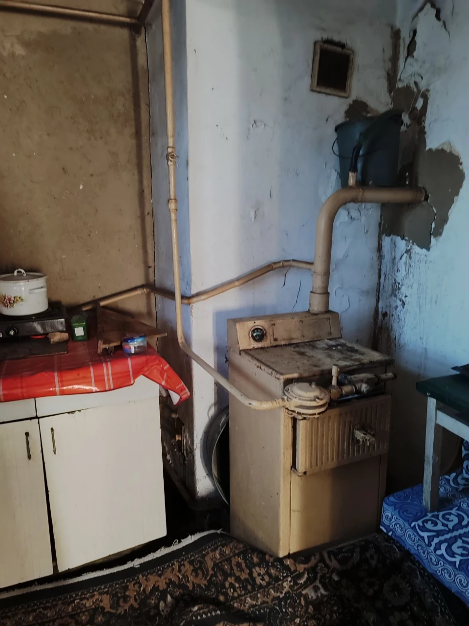 Продам земельну ділянку  з хатою , до центру 10-15 хв.