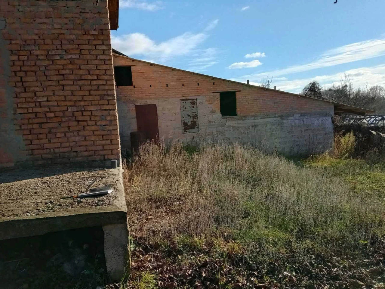 Цегляний двоповерховий будинок