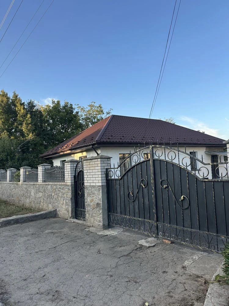 Продаж будинку та великої земельної ділянки