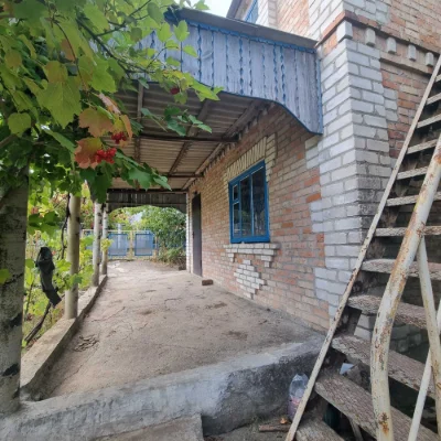 Дачний будинок та земельна ділянка