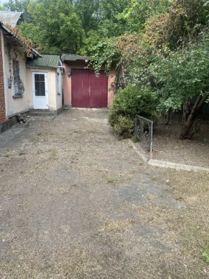 Продаж половини будинку
