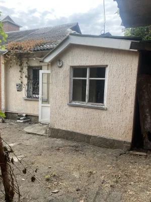 Продаж половини будинку