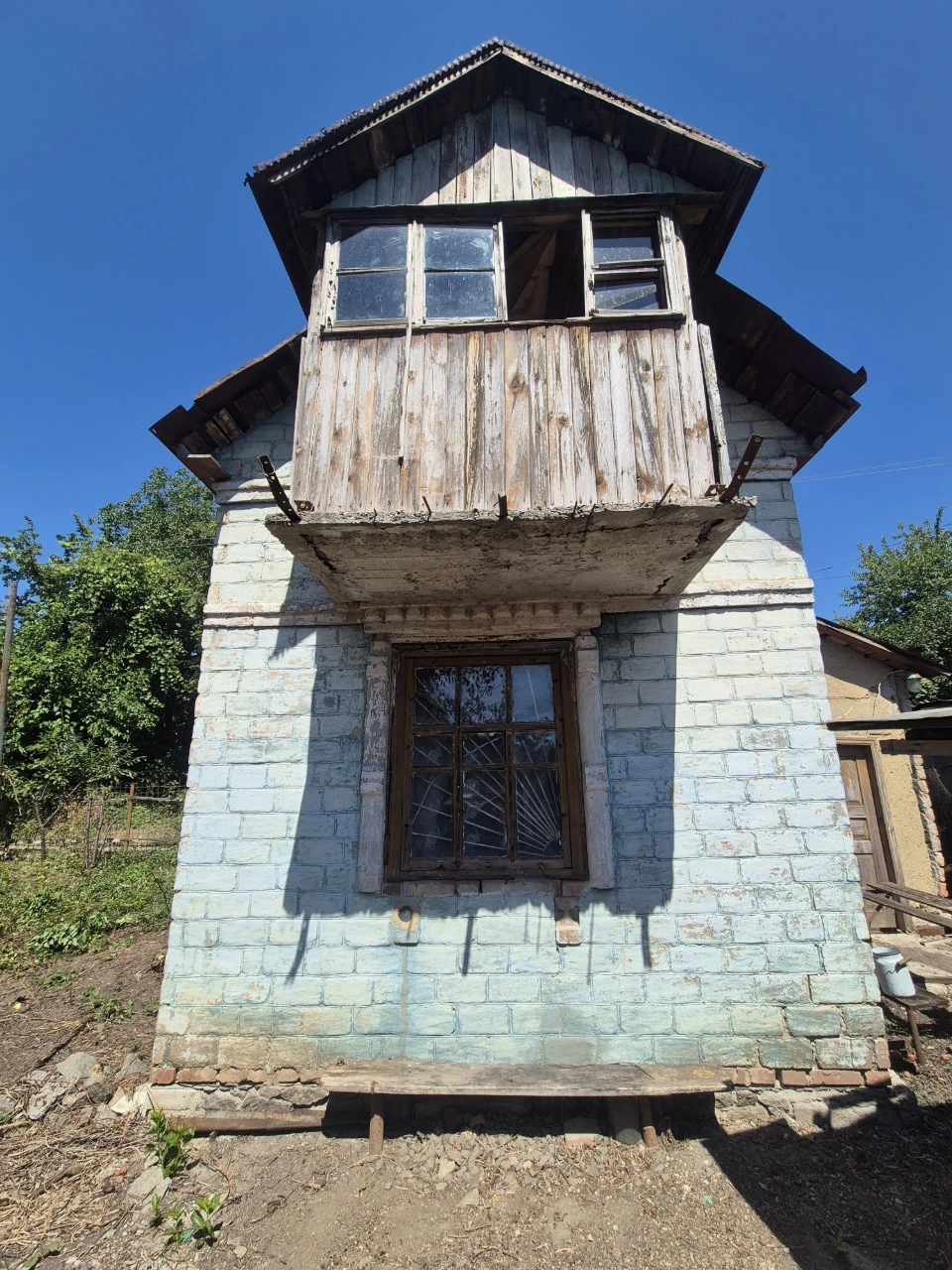 Дачний участок з будинком з пічним опаленням та двома підсоб
