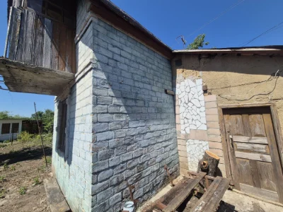 Дачний участок з будинком з пічним опаленням та двома підсоб