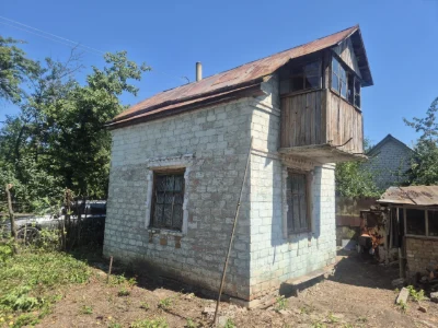 Дачний участок з будинком з пічним опаленням та двома підсоб