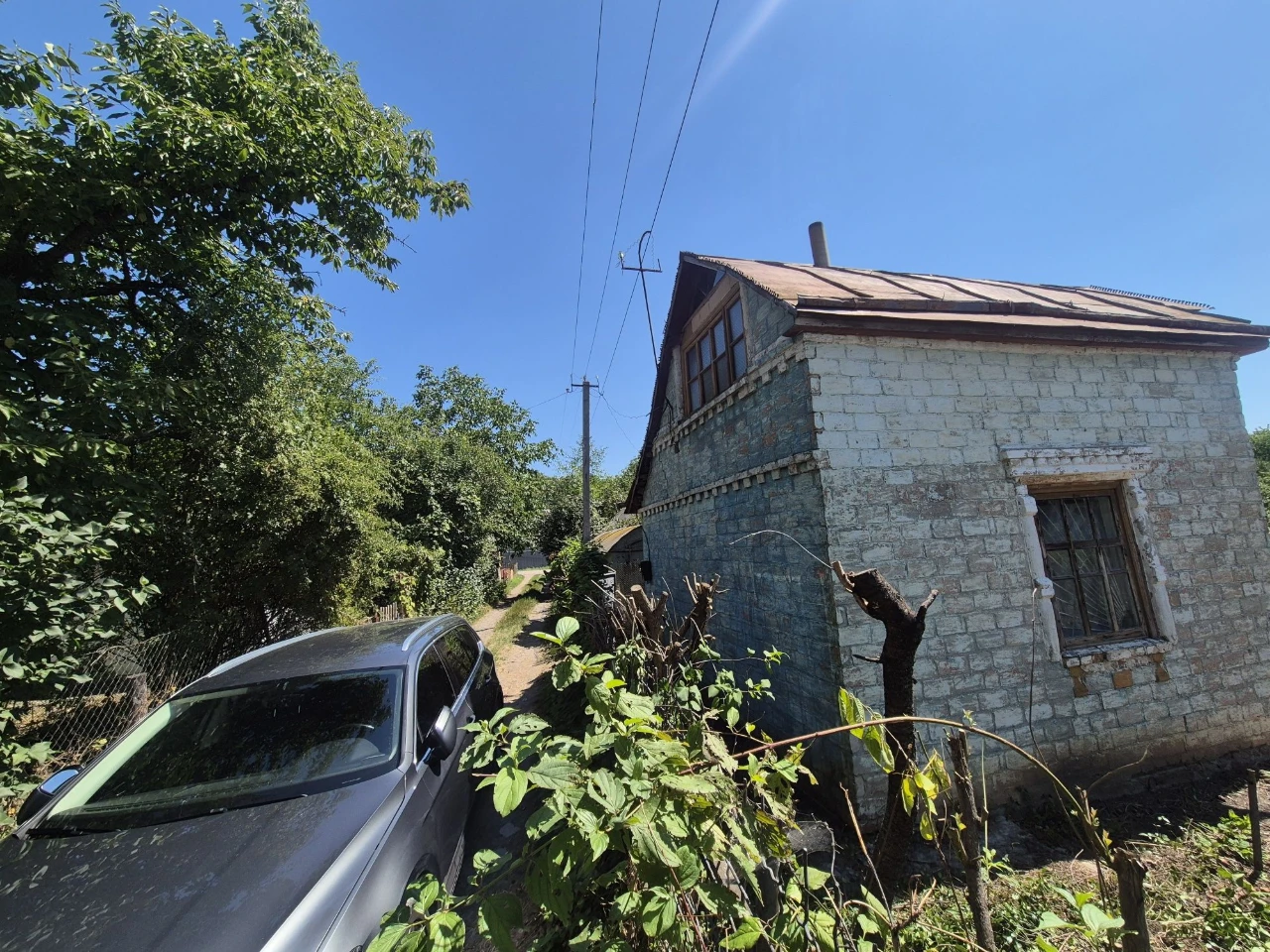 Дачний участок з будинком з пічним опаленням та двома підсоб