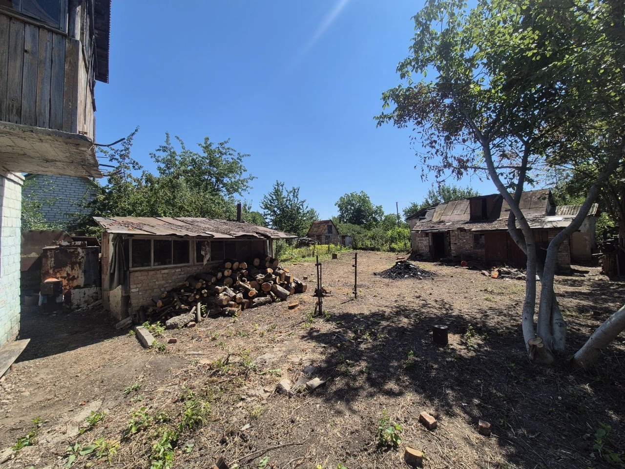 Дачний участок з будинком з пічним опаленням та двома підсоб