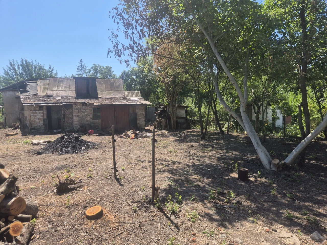 Дачний участок з будинком з пічним опаленням та двома підсоб