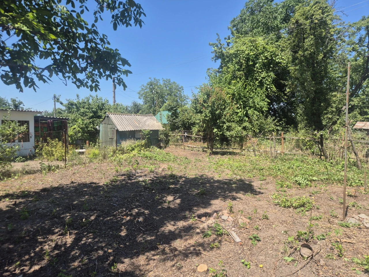 Дачний участок з будинком з пічним опаленням та двома підсоб