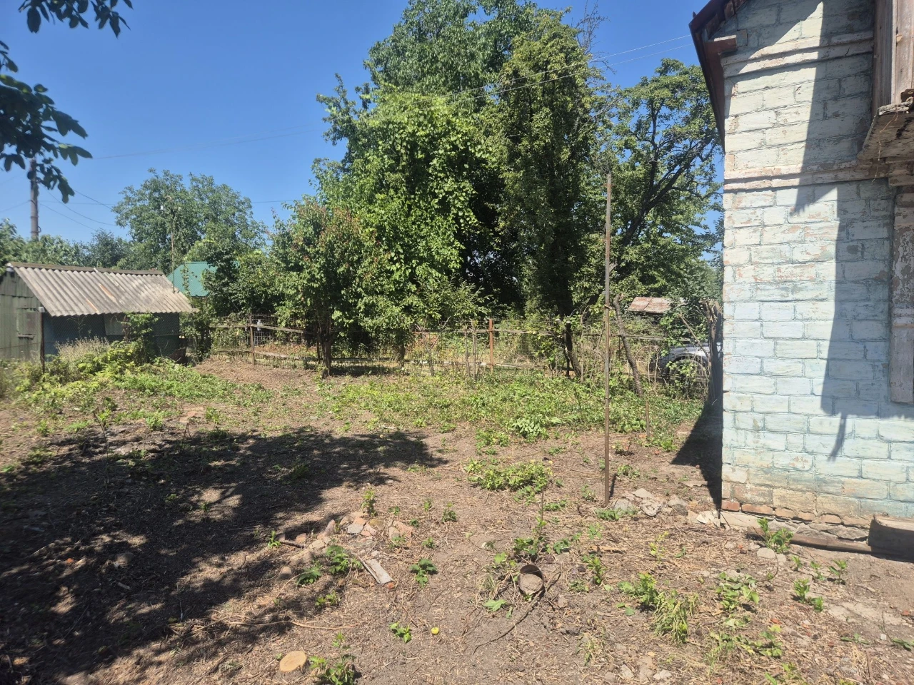 Дачний участок з будинком з пічним опаленням та двома підсоб