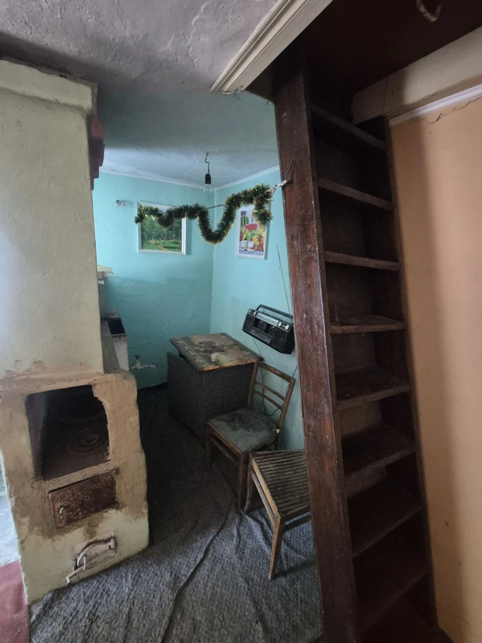 Дачний участок з будинком з пічним опаленням та двома підсоб