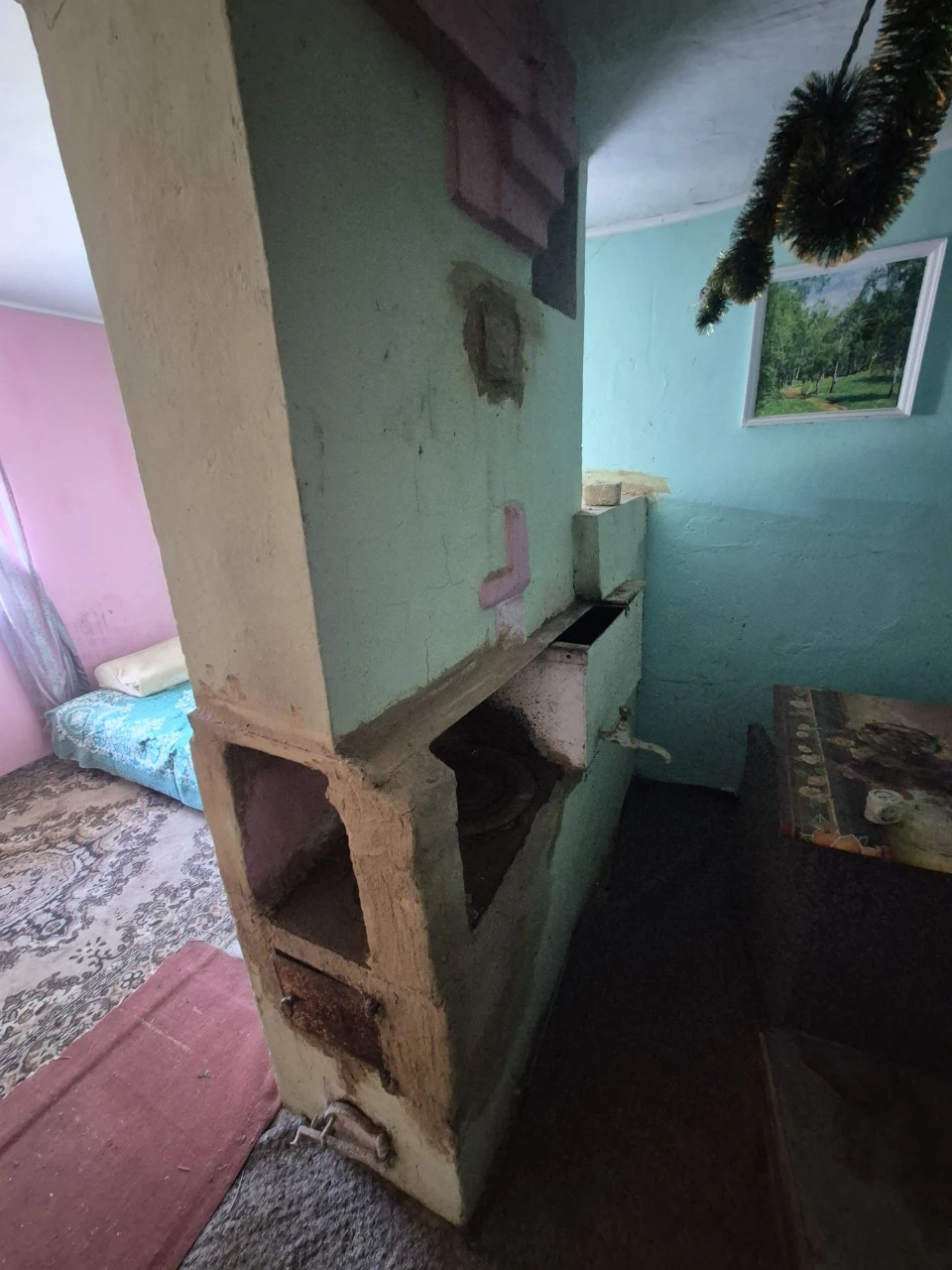 Дачний участок з будинком з пічним опаленням та двома підсоб