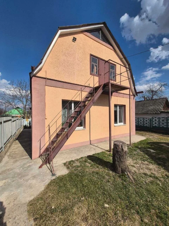 Продаж охайногобудинку з мансардним рівнем та впорядкованою