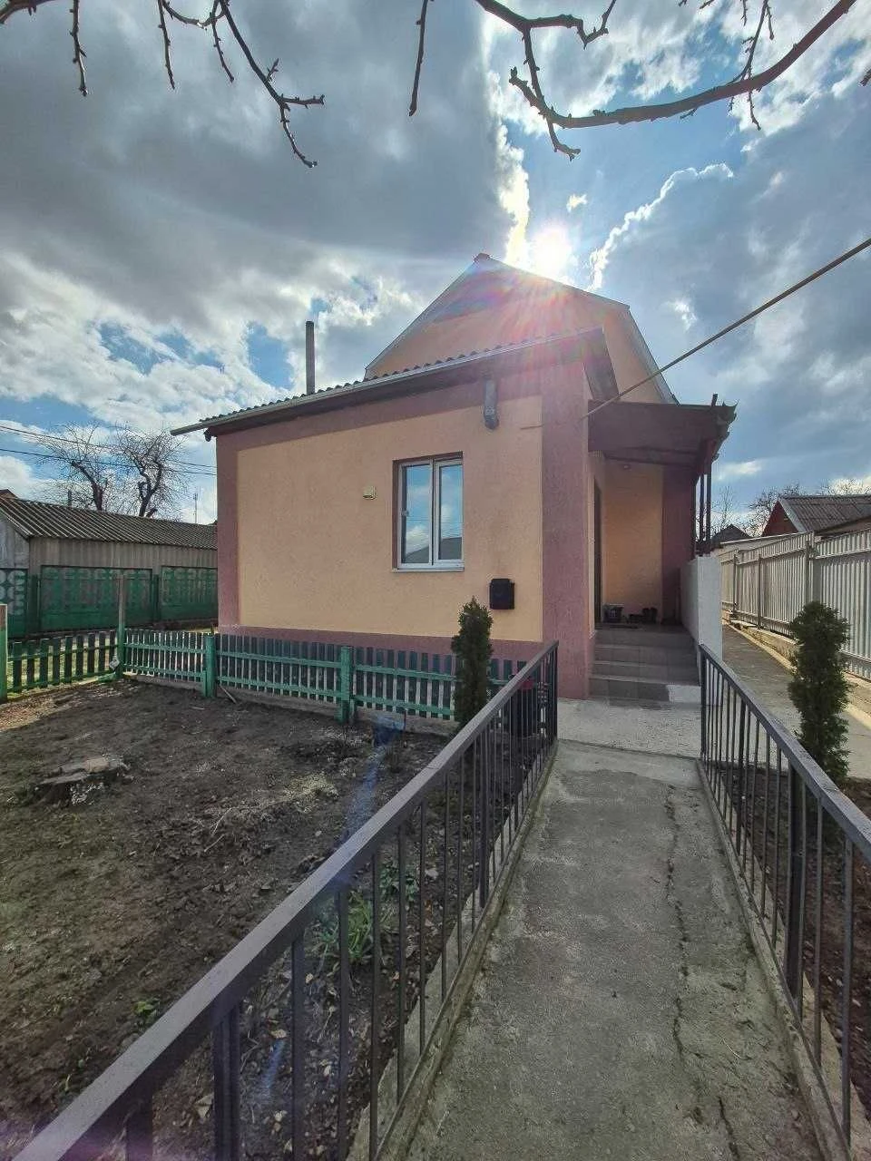 Продаж охайногобудинку з мансардним рівнем та впорядкованою