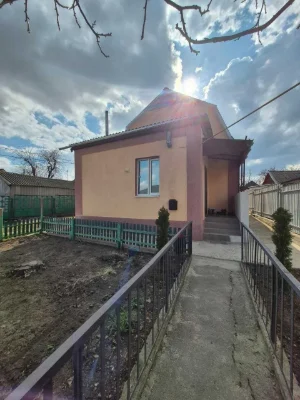 Продаж охайногобудинку з мансардним рівнем та впорядкованою