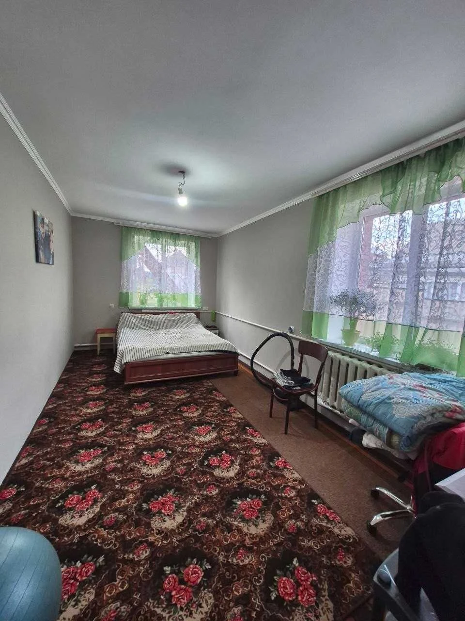 Продаж охайногобудинку з мансардним рівнем та впорядкованою