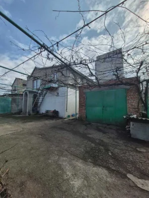 Продаж. Частина будинку. Окремий двір. 6 соток. Гараж