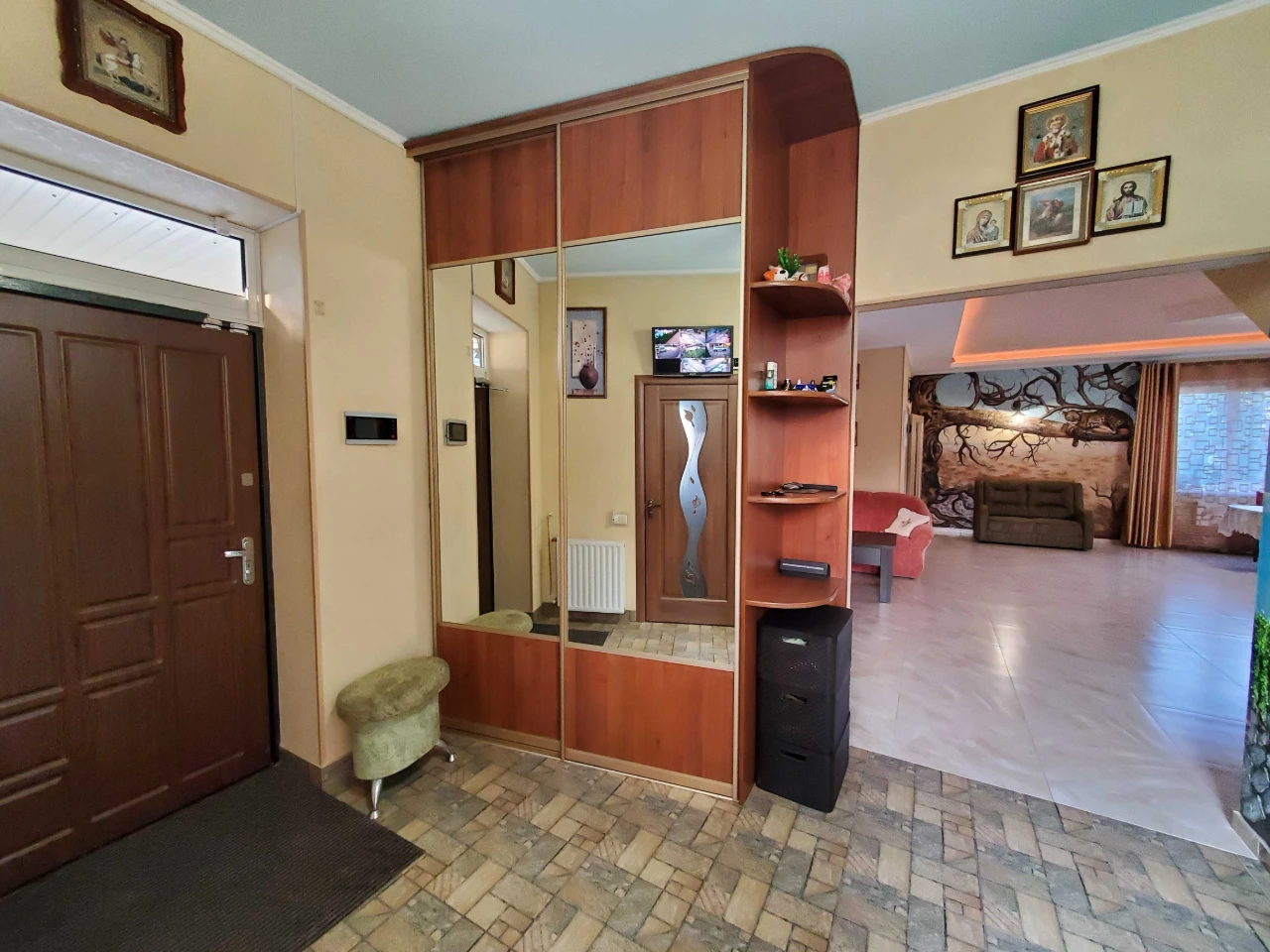 Продам мебльований будинок, повністю готовий до нових господ