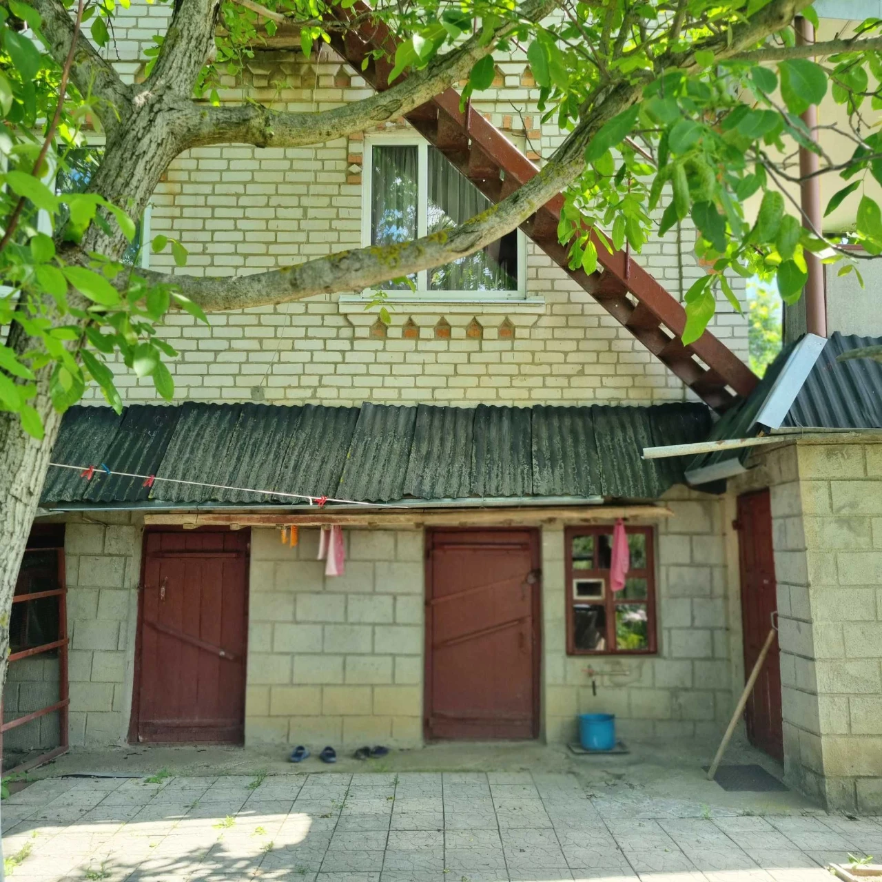 Будинок та земельна ділянка