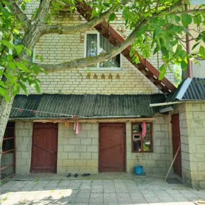 Будинок та земельна ділянка