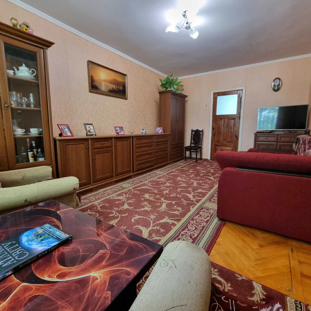 Будинок та земельна ділянка