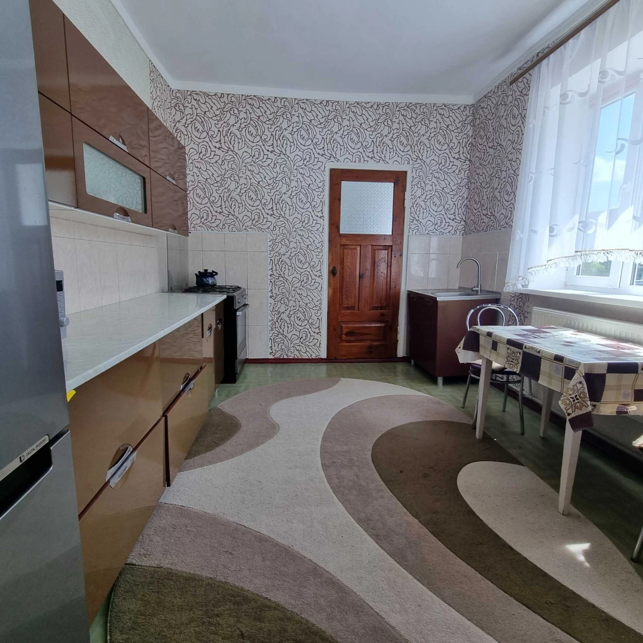 Будинок та земельна ділянка