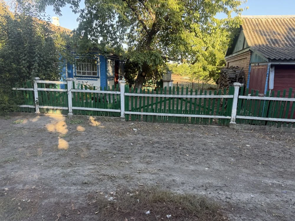 дом з Двума  гаражами и подвалом в тихому місці